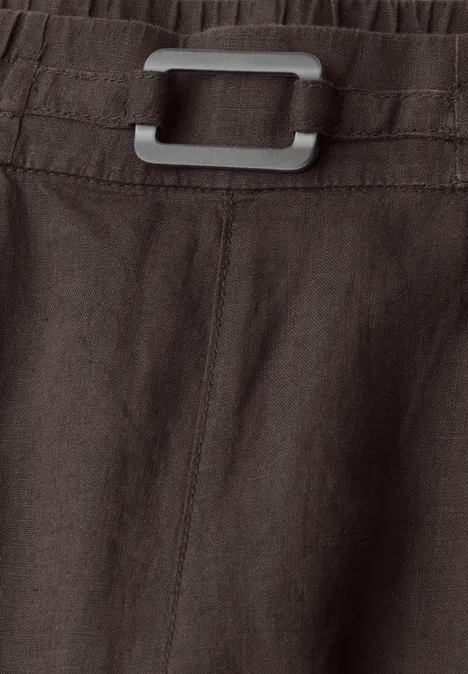 Schwarze Hose mit eckiger Metallschnalle am Bund.